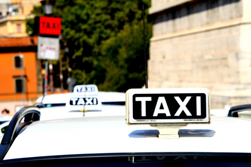 taxis-PUGET SUR ARGENS-min_taxi_auto_rome_road_white-1051610